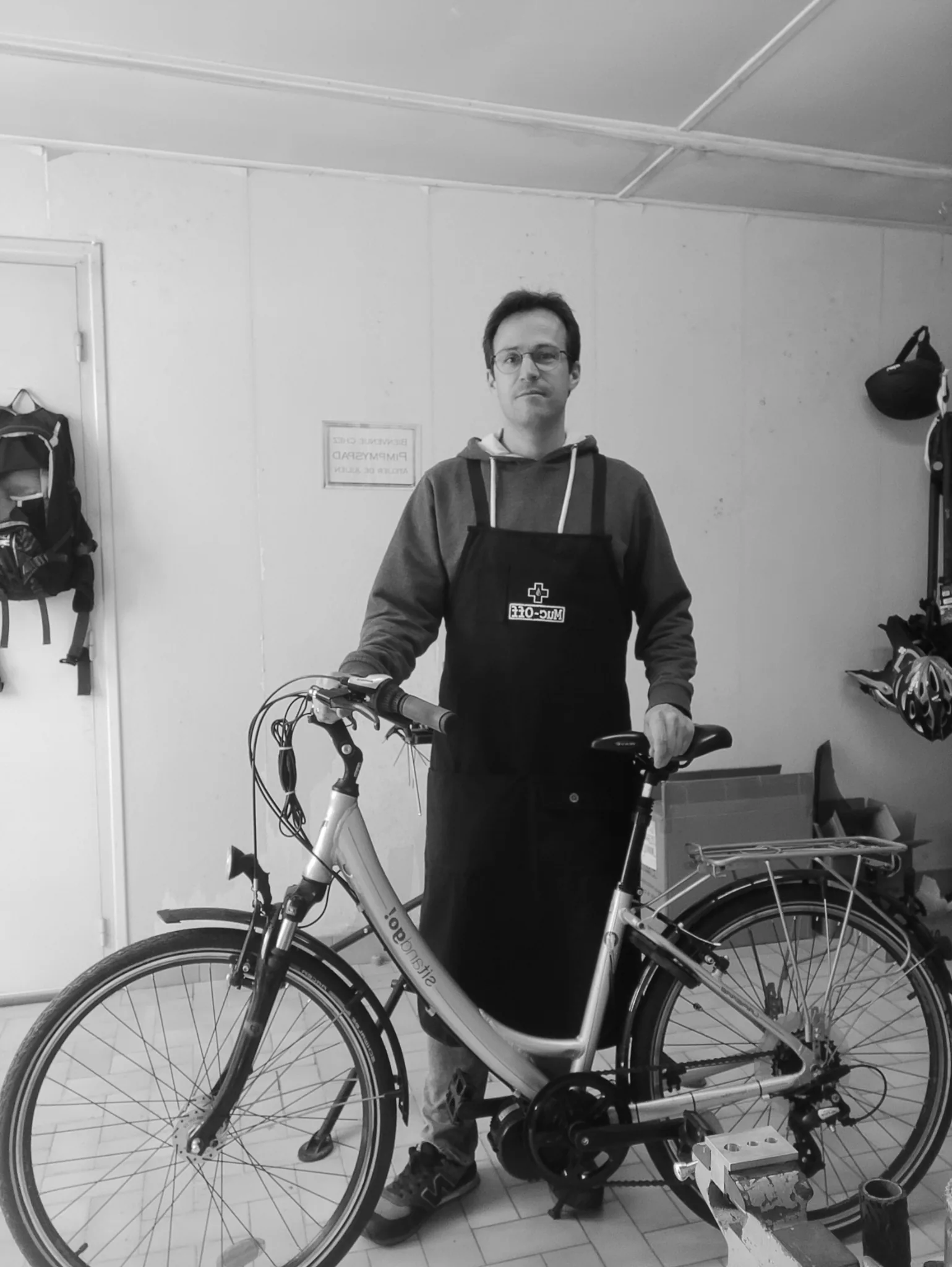 Julien dans son atelier avec un vélo converti