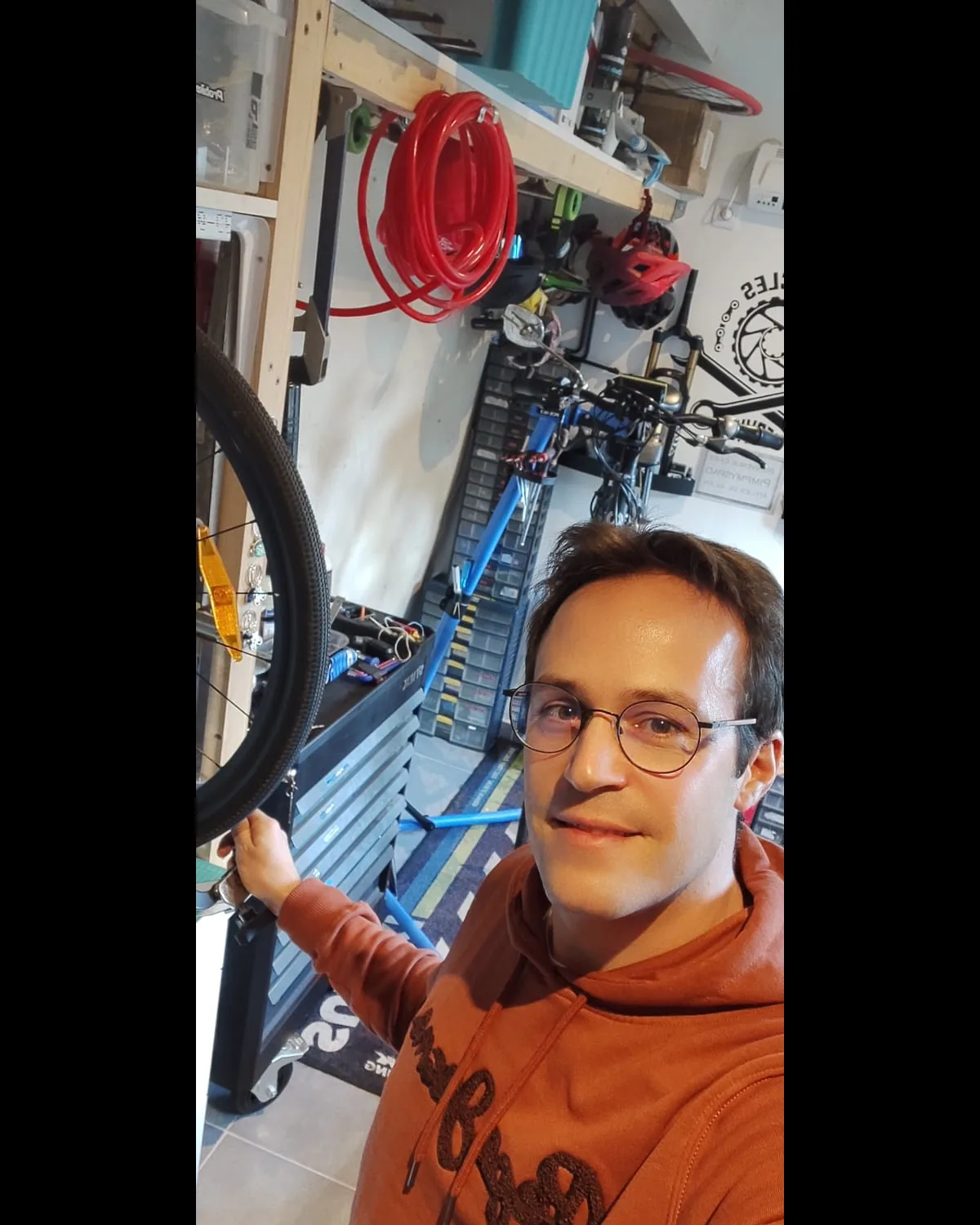 Julien au travail dans son atelier vélo