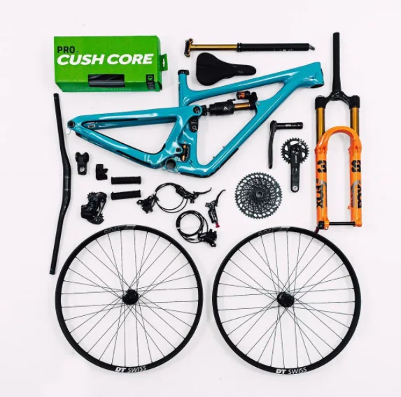Cadre de VTT et composants disposés