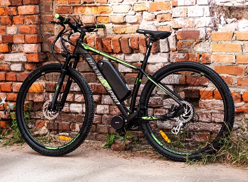 VTT électrique devant un mur de briques